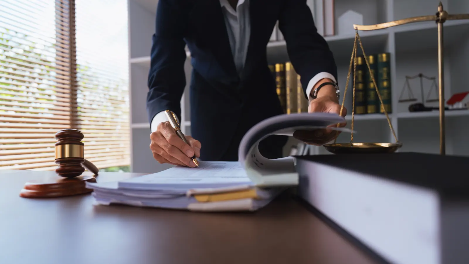 Een contract wordt nagelezen en ondertekend aan een bureau