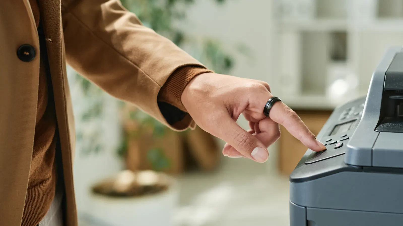Hand bedient het touchscreen van een moderne multifunctional