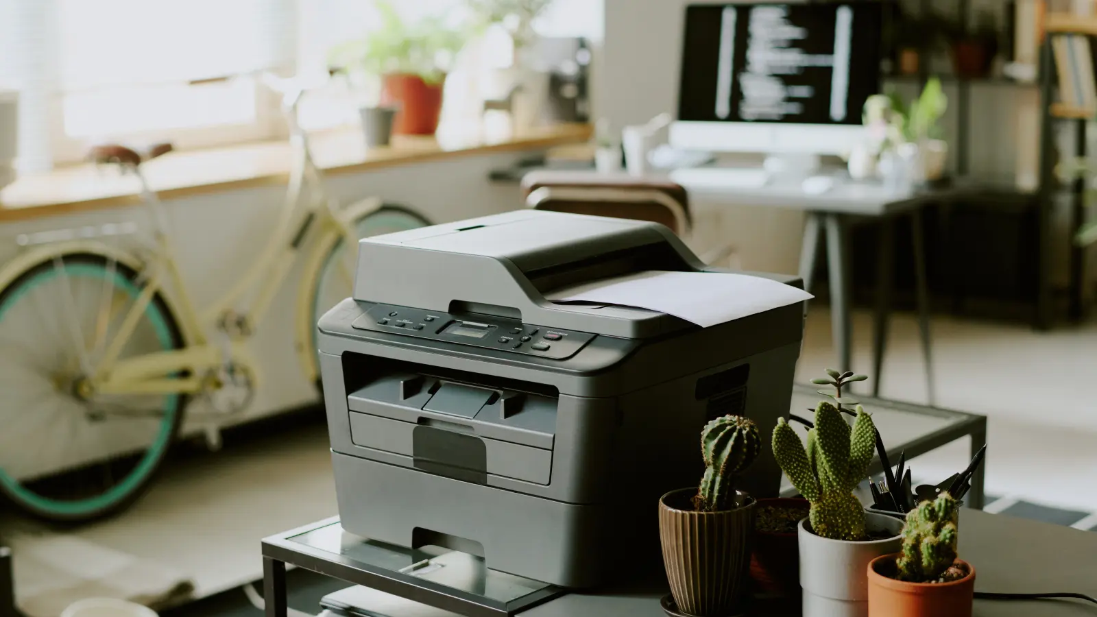 Multifunctionele laserprinter op een bureau in een licht kantoor